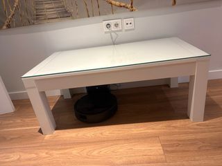 Mesa baja cristal y patas blancas