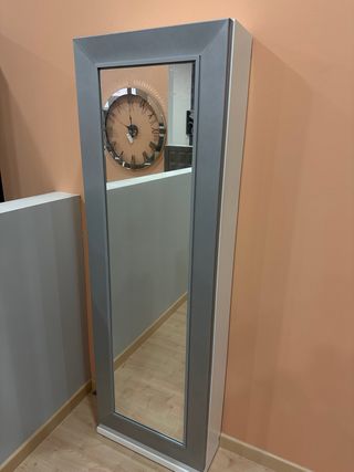 Zapatero de madera y cristal