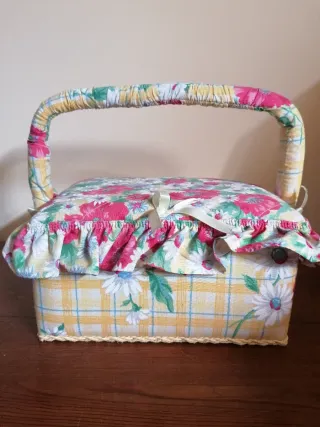 Costurero antiguo tela floral y cuadros