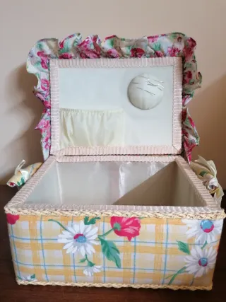 Costurero antiguo tela floral y cuadros