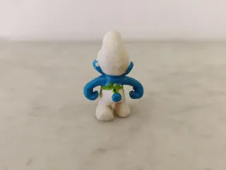 Pitufo azul con delantal verde