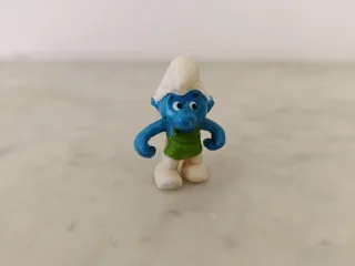 Pitufo azul con delantal verde