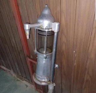 Bomba de líquidos Bakar antigua