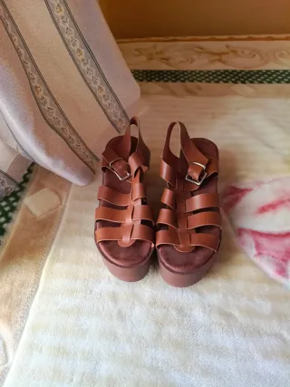 Sandalias de tacón marrones