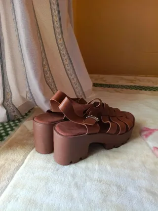 Sandalias de tacón marrones
