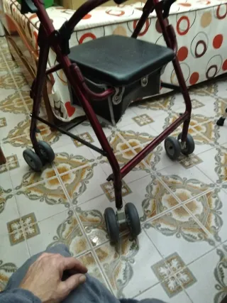 Andador con asiento y ruedas