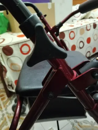 Andador con asiento y ruedas