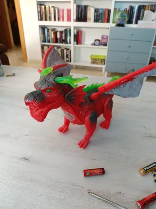 Dragón robot rojo con alas