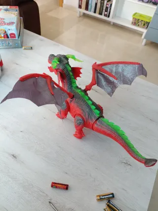 Dragón robot rojo con alas