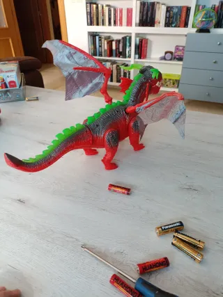 Dragón robot rojo con alas