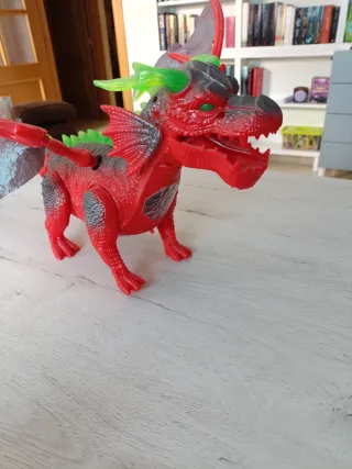 Dragón robot rojo con alas