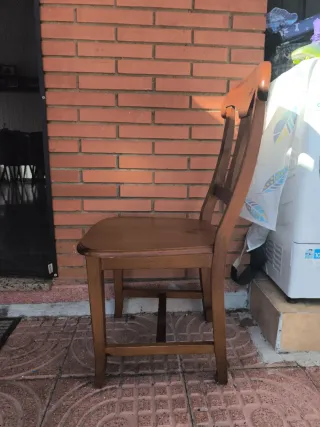 Sillas de madera marrón