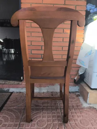 Sillas de madera marrón