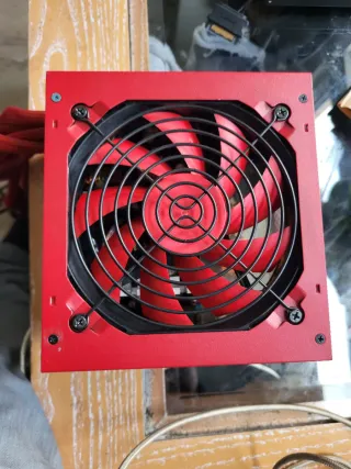 Fuente de alimentación PC Roja 700