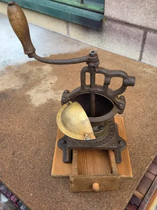 Molinillo antiguo y raro Peugeot 00