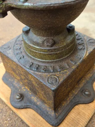 Molinillo antiguo y raro Peugeot 00