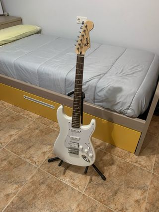 Guitarra Squier by Fender Blanco polar