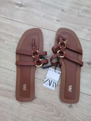 Sandalias planas Zara marrón con aros dorados