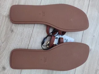 Sandalias planas Zara marrón con aros dorados