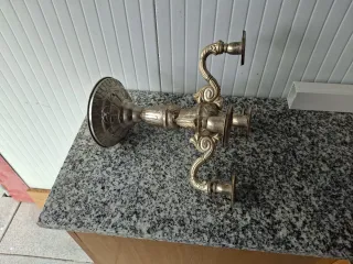 Candelabro de metal plateado y dorado