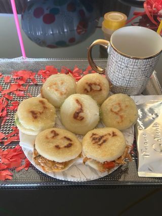 Regalo Sorpresas a tu gusto: tarta, tablas y café