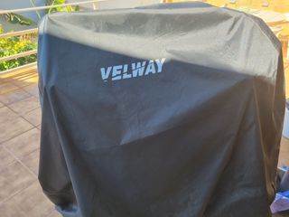 Barbacoa negra con funda y detalles madera