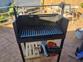 Barbacoa negra con funda y detalles madera