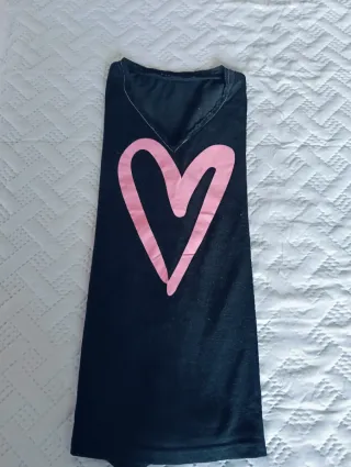 Camiseta negra con corazón rosa