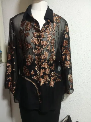 Camisa negra con detalles marrón y terciopelo
