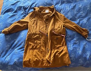 Gabardina Zara Mostaza con capucha desmontable