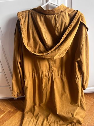Gabardina Zara Mostaza con capucha desmontable