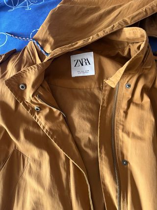 Gabardina Zara Mostaza con capucha desmontable