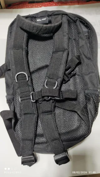 Mochila Táctica Negra con Parche Tigre Dorado