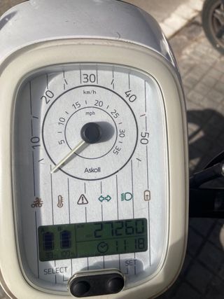Moto Eléctrica Scooter Blanca y Negra