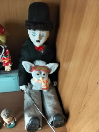 Marionetta Charlie Chaplin con Furby