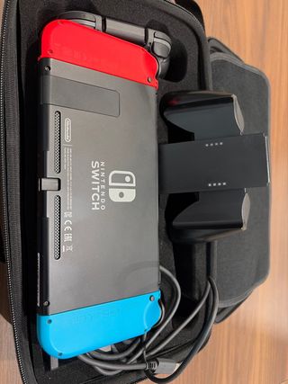 Nintendo Switch con funda y mandos