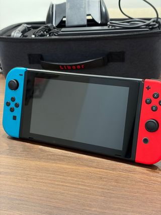 Nintendo Switch con funda y mandos