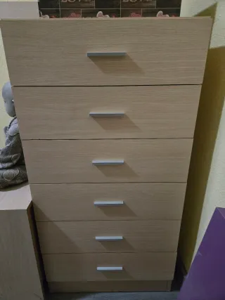 Cajonera de madera y cabecero color beige/marrón