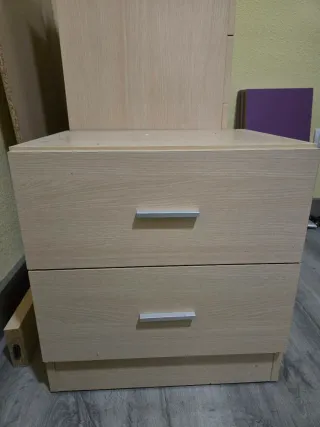Cajonera de madera y cabecero color beige/marrón
