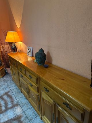 Aparador de madera con cajones