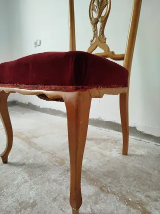 Silla de madera tallada con asiento de pana roja