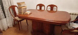 Mueble de salón vitrina, mesa y sillas