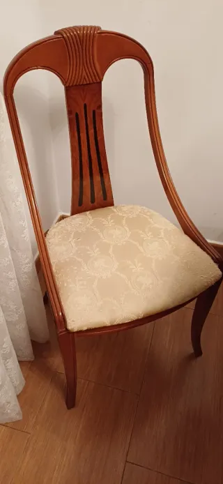 Mueble de salón vitrina, mesa y sillas