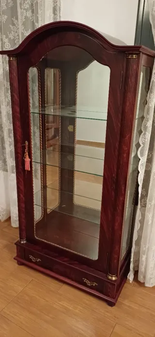 Mueble de salón vitrina, mesa y sillas