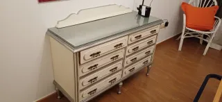 Mueble de salón vitrina, mesa y sillas