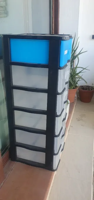 Cajonera de plástico azul y transparente