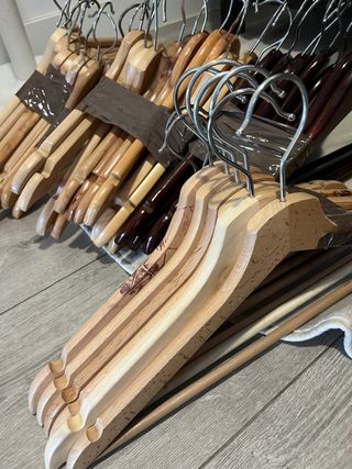 Lote de 127 perchas de madera