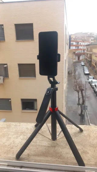 Trípode para móvil con caja