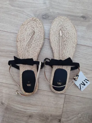 Sandalias Zara Beige y Doradas Talla 41