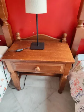 Literas de madera y cama y dos mesillas